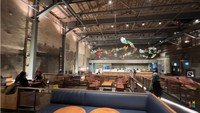 Begini suasana dalam dari Starbucks tersebut. Konsep yang diusung adalah unfinished industrial dengan kesan hangat dari kursi kayu. Foto: YouTube Kimbab Family