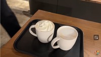 Penyajian minuman di Starbucks ini juga tak menggunakan gelas sekali pakai, melainkan cangkir porselen. Seperti sajian minuman hangat yang dipesan oleh Kimbab Family. Foto: YouTube Kimbab Family