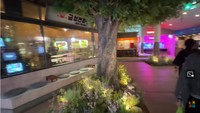 Gerainya berada di dalam area pasar herbal bernama Gyeongdong. Lokasi gerai Starbucks ini berada di bangunan lama dari perusahaan LG. Foto: YouTube Kimbab Family