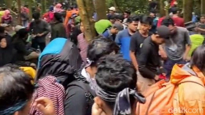 Tangkapan layar video macet di Gunung Gede Pangrango.