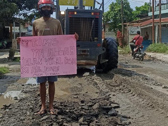 Tangkapan layar video seorang pria mengucapkan terimakasih karena jalan yang rusak di Asahan mulai diperbaiki