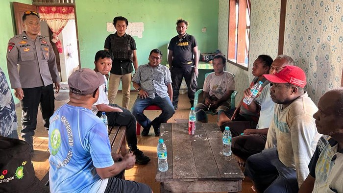 Kapolres Teluk Bintuni AKBP Junov Siregar dan Kasat Reskrim Polres Teluk Bintuni Iptu Tomi Marbun lakukam pemulangan terhadap warga teluk  D, warga Teluk Bintuni.