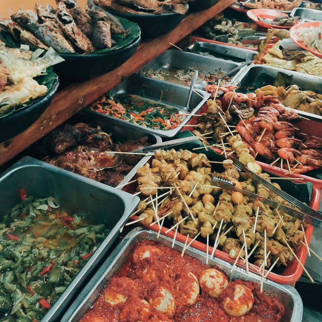 Tempat makan Sunda konsep prasmanan