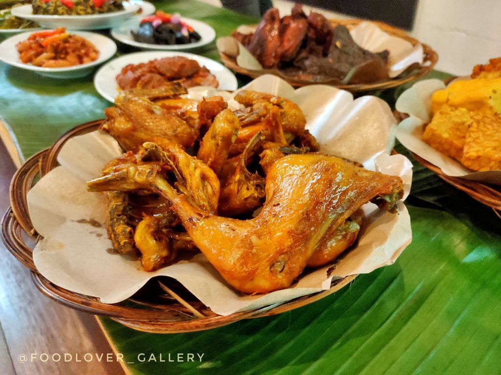 Tempat makan Sunda konsep prasmanan