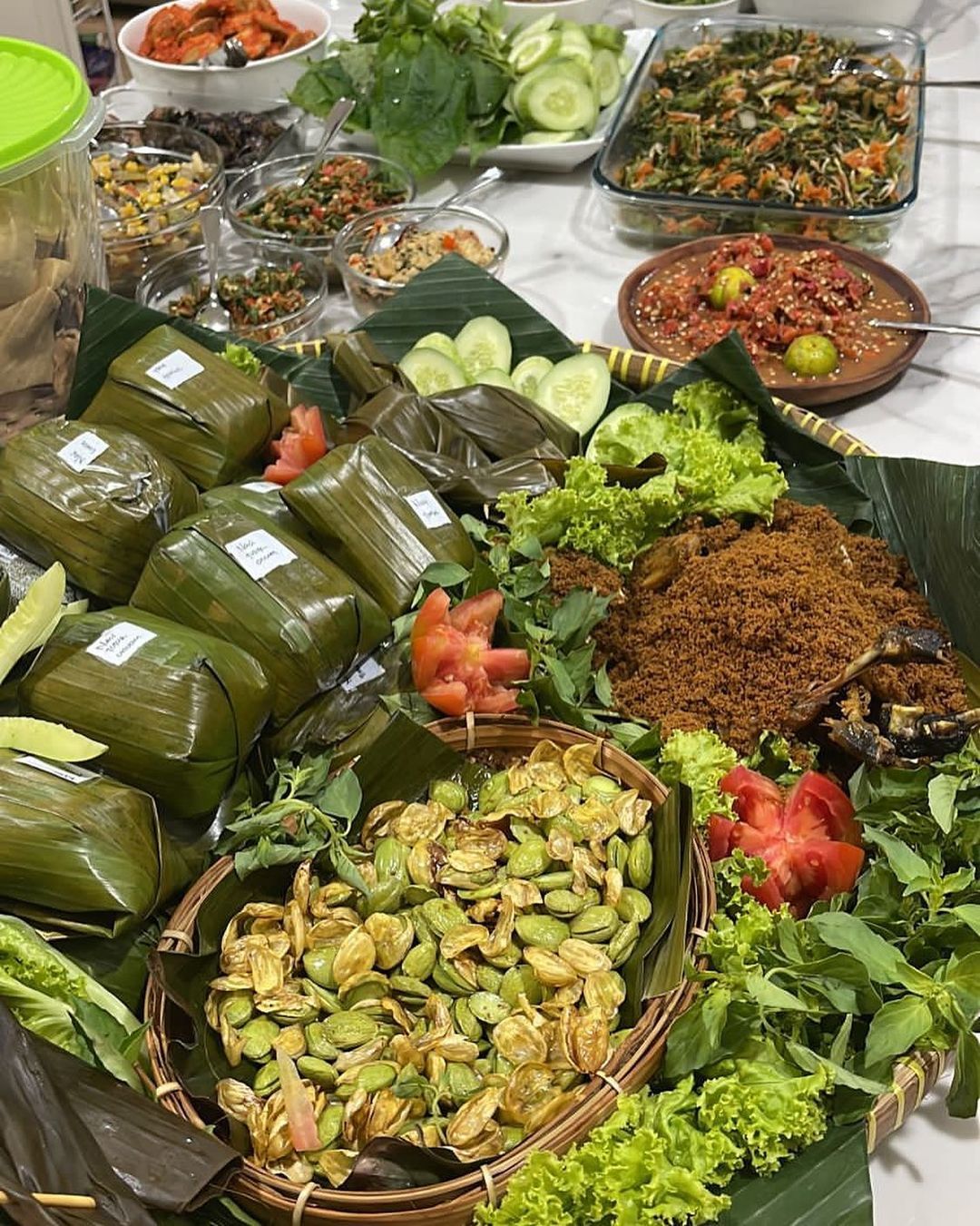 Tempat makan Sunda konsep prasmanan