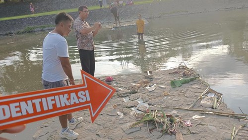 Temuan mayat bayi atau orok di Tukad Badung dekat Jalan Taman Pancing Timur, Desa Pemogan, Kecamatan Denpasar Selatan, Kota Denpasar, Kamis (4/5/2023). (Dok. Polsek Denpasar Selatan)