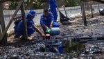 Tim Gabungan Bersihkan Limbah Minyak Hitam di Pantai Batam