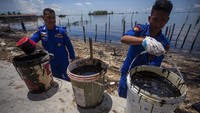 Penampakan ember yang berisikan limbah minyak hitam.