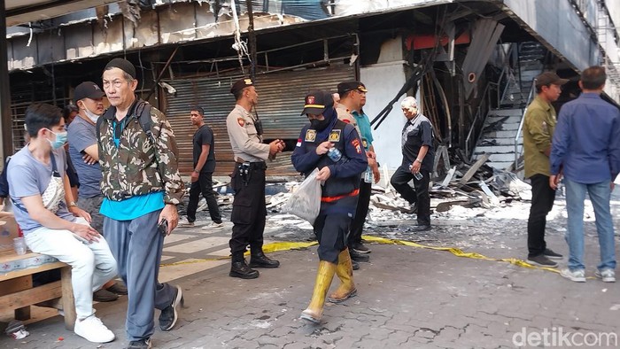 Tim labfor membawa barang usai menyisir di Malang Plaza