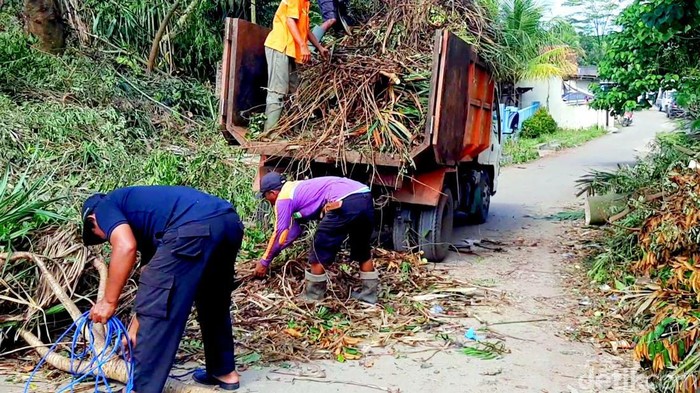 Tim Pemkab Karawang sedang melakukan proses pembersihan di rumah dokter Wayan