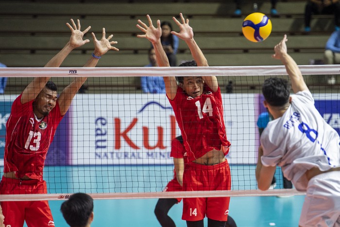 Timnas Bola Voli putra Filipina Steven Rotter (kiri) dan Lloyd Josafat (kanan) berusaha menahan smes dari timnas Bola Voli putra Indonesia Rivan Nurmulki (kiri) saat pertandingan grup A SEA Games 2023 di Phnom Penh, Kamboja, Rabu (3/5/2023). Timnas Voli putra Indonesia berhasil menang dengan skor akhir 3-0 (25-18, 25-18, 25-23). ANTARA FOTO/M Agung Rajasa/hp.