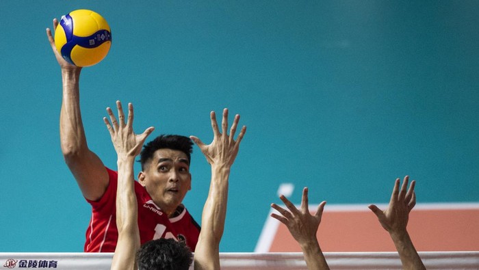 Timnas Bola Voli putra Filipina Steven Rotter (kiri) dan Lloyd Josafat (kanan) berusaha menahan smes dari timnas Bola Voli putra Indonesia Rivan Nurmulki (kiri) saat pertandingan grup A SEA Games 2023 di Phnom Penh, Kamboja, Rabu (3/5/2023). Timnas Voli putra Indonesia berhasil menang dengan skor akhir 3-0 (25-18, 25-18, 25-23). ANTARA FOTO/M Agung Rajasa/hp.