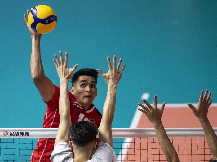 Timnas Bola Voli putra Filipina Steven Rotter (kiri) dan Lloyd Josafat (kanan) berusaha menahan smes dari timnas Bola Voli putra Indonesia Rivan Nurmulki (kiri) saat pertandingan grup A SEA Games 2023 di Phnom Penh, Kamboja, Rabu (3/5/2023). Timnas Voli putra Indonesia berhasil menang dengan skor akhir 3-0 (25-18, 25-18, 25-23). ANTARA FOTO/M Agung Rajasa/hp.