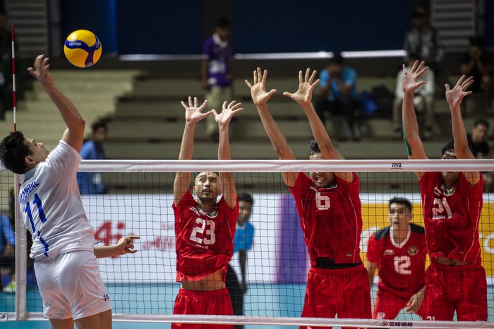 Timnas Bola Voli putra Filipina Steven Rotter (kiri) dan Lloyd Josafat (kanan) berusaha menahan smes dari timnas Bola Voli putra Indonesia Rivan Nurmulki (kiri) saat pertandingan grup A SEA Games 2023 di Phnom Penh, Kamboja, Rabu (3/5/2023). Timnas Voli putra Indonesia berhasil menang dengan skor akhir 3-0 (25-18, 25-18, 25-23). ANTARA FOTO/M Agung Rajasa/hp.