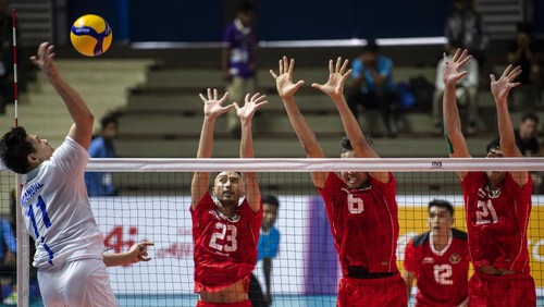 Timnas Bola Voli putra Filipina Steven Rotter (kiri) dan Lloyd Josafat (kanan) berusaha menahan smes dari timnas Bola Voli putra Indonesia Rivan Nurmulki (kiri) saat pertandingan grup A SEA Games 2023 di Phnom Penh, Kamboja, Rabu (3/5/2023). Timnas Voli putra Indonesia berhasil menang dengan skor akhir 3-0 (25-18, 25-18, 25-23). ANTARA FOTO/M Agung Rajasa/hp.