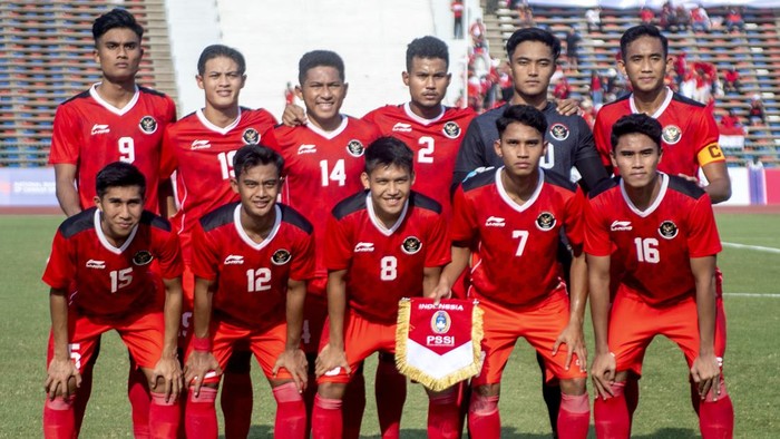 Pemain Timnas Indonesia U-22 foto bersama sebelum pertandingan Grup A Sepak Bola SEA Games 2023 di National Olympic Stadium, Phnom Penh, Kamboja, Kamis (4/5/2023). ANTARA FOTO/M Agung Rajasa/rwa.