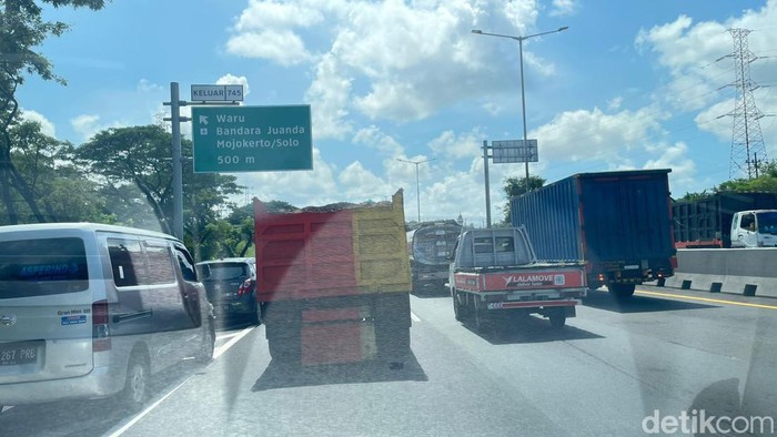 truk melintang di tol