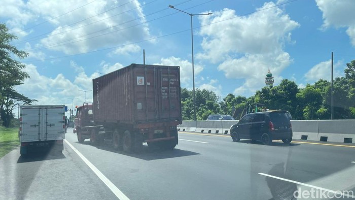 truk melintang di tol