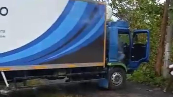 Truk tronton tersasar di kawasan Gunung Tunggangan, Desa Ngelo, Kecamatan Jatiroto, Kabupaten Wonogiri. Foto diunggah Kamis (4/5/2023) siang.