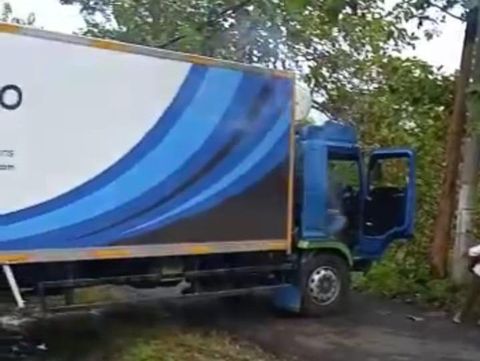 Truk tronton tersasar di kawasan Gunung Tunggangan, Desa Ngelo, Kecamatan Jatiroto, Kabupaten Wonogiri. Foto diunggah Kamis (4/5/2023) siang.