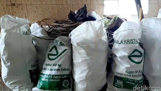Tumpukan alat medis di rumah dokter Wayan hendak dievakuasi petugas Dinas Kesehatan