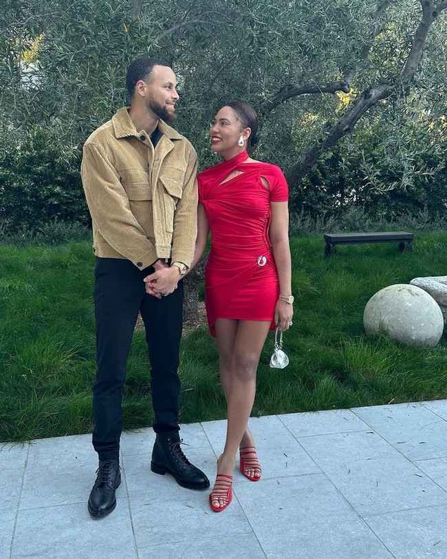 Ayesha Curry, Istri Stephen CurryIstri pebasket NBA lain yang sering jadi sorotan adalah Ayesha Curry. Ayesha yang pernah jadi pembawa acara masak tersebut sudah berpacaran dengan Curry sejak remaja sebelum akhirnya menikah pada 2011 dan kini sudah punya tiga orang anak.Foto: Instagram