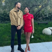 Ayesha Curry, Istri Stephen CurryIstri pebasket NBA lain yang sering jadi sorotan adalah Ayesha Curry. Ayesha yang pernah jadi pembawa acara masak tersebut sudah berpacaran dengan Curry sejak remaja sebelum akhirnya menikah pada 2011 dan kini sudah punya tiga orang anak.Foto: Instagram