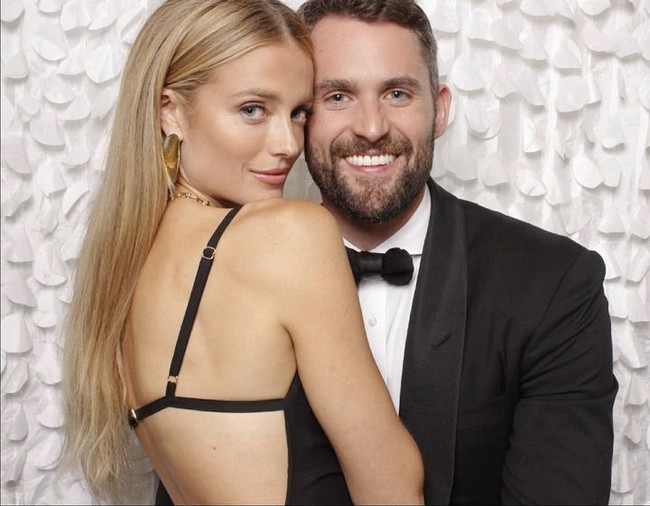 Kate Bock, Pacar Kevin LoweKate sudah lama berpacaran dengan Kevin Lowe sebelum akhirnya menikah tahun lalu dalam pesta mewah yang terinspirasi Great Gatsby. Dikatakan jika Kate yang seorang model dipertemukan dengan Kevin oleh seorang fotografer. Foto: Instagram