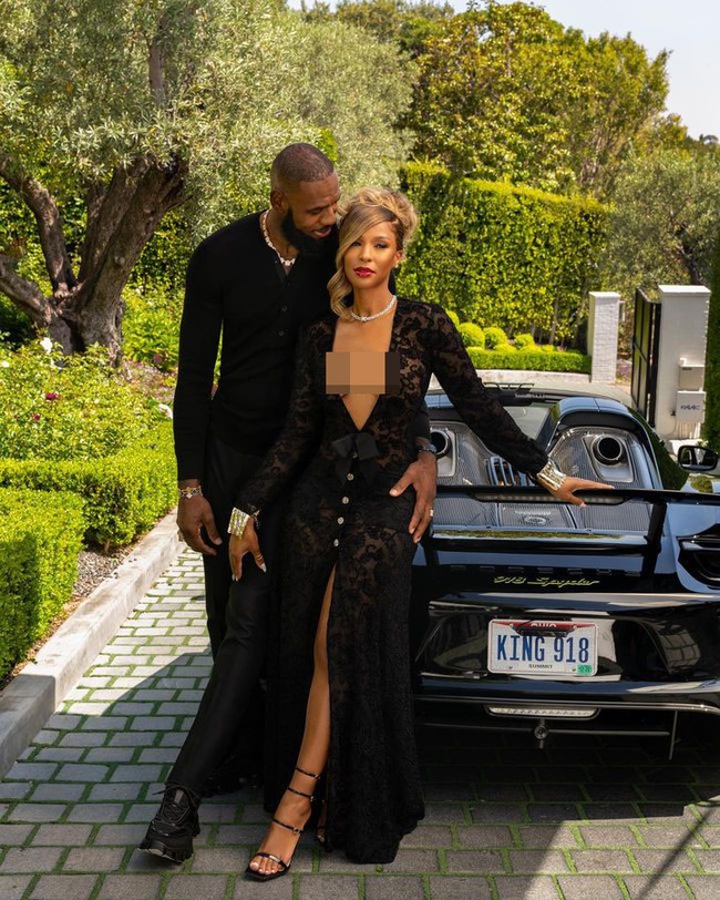 Savannah Brinson James, Istri Lebron James Banyak pebasket yang menikah pacar mereka di bangku sekolah, termasuk Lebron James. Lebron menikahi Savannah yang bahkan sudah dipacarinya ketika menandatangi kontrak pertama. Menurut Savannah, Lebron adalah sosok suami ideal.Foto: Instagram