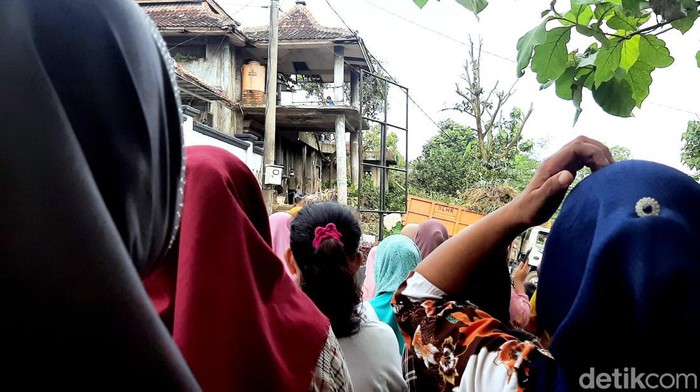 Warga berkerumun di dekat rumah dokter Wayan, Kamis (4/5/2023).