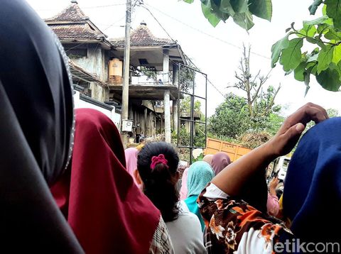 Warga berkerumun di dekat rumah dokter Wayan, Kamis (4/5/2023).