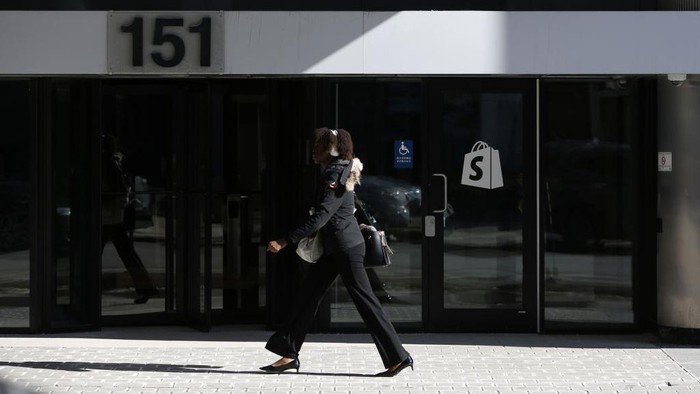 1252643865 TORONTO, ON - May 4: The Shopify logo is pictured outside the The Well building on Spadina Ave. in Toronto. Toronto Star/Lance McMillan
May-04-2023 (Lance McMillan/Toronto Star via Getty Images)