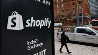 Juli lalu Shopify memberhentikan 10% tenaga kerjanya. Saat itu Lütke menyebut perusahaan salah memperhitungkan dampak positif COVID-19 bagi e-commerce.