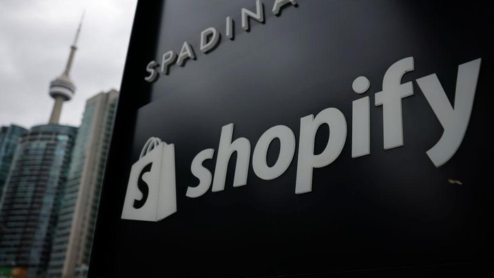 TORONTO, ON - May 4: The Shopify logo is pictured outside the The Well building on Spadina Ave. in Toronto. Toronto Star/Lance McMillan

May-04-2023        (Lance McMillan/Toronto Star via Getty Images)