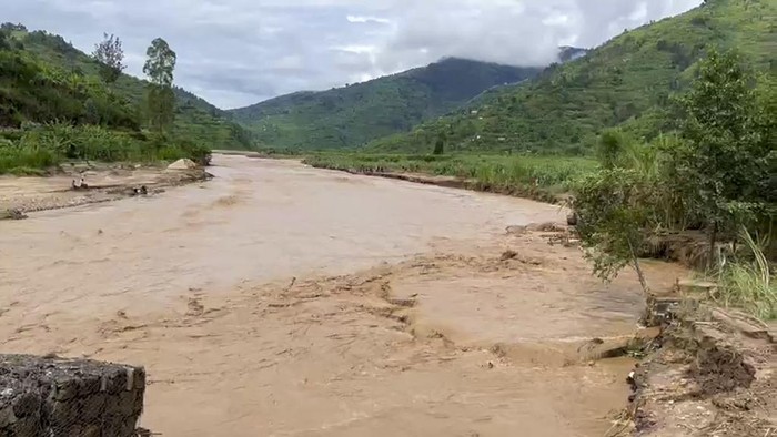 129 Orang Tewas Tersapu Banjir-Longsor di Rwanda A swollen river is seen in western Rwanda on Wednesday, May 3, 2023. Torrential rains caused flooding in western and northern Rwanda, killing more than 100 people, a public broadcaster said Wednesday. (RwandaTV via AP)