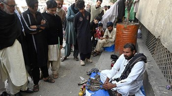 Salah satu penjual bernama Yasir Ali menyebutkan, hanya perlu lima tetes sekali pakai dan dioleskan ke area intim. Menurutnya minyak tersebut punya khasiat ajaib meningkatkan stamina seksual. Foto: AFP via Getty Images/FAROOQ NAEEM