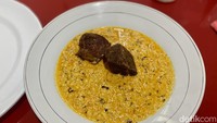 Fufu tersebut kemudian disantap dengan sup egusi. Sup tersebut terbuat dari biji melon dan biji dan biji labu yang dikeringkan dan digiling. Foto: detikcom/Riska Fitria