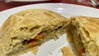 Selain makanan berat, African Food Center juga menawarkan kudapan khas Afrika. Salah satu yang menarik adalah Meatpie (Rp 30.000). Meatpie ini bentuknya mirip pastel khas Indonesia. Foto: detikcom/Riska Fitria