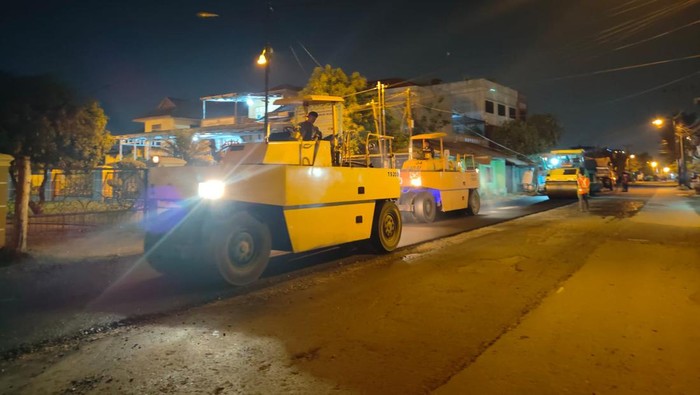 Alat berat sedang melakukan perbaikan Jalan STM Ujung, Medan Johor