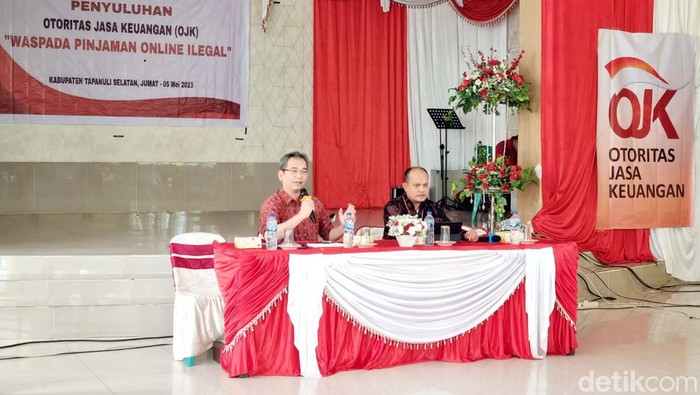 Anggota DPR RI Komisi IX Sihar PH Sitorus bersama OJK menggelar diskusi publik terkait pinjol di Tapanuli Selatan.