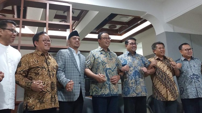 Anies bersama tim kecil