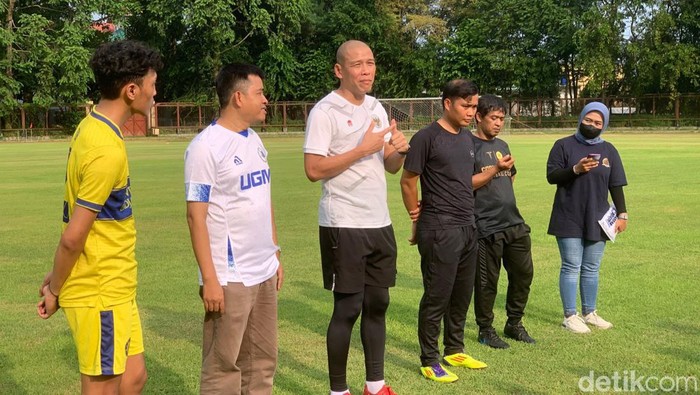 Asisten pelatih Timnas Indonesia Nova Arianto (tengah) saat memberikan keterangan di Sleman, Jumat (5/5/2023).