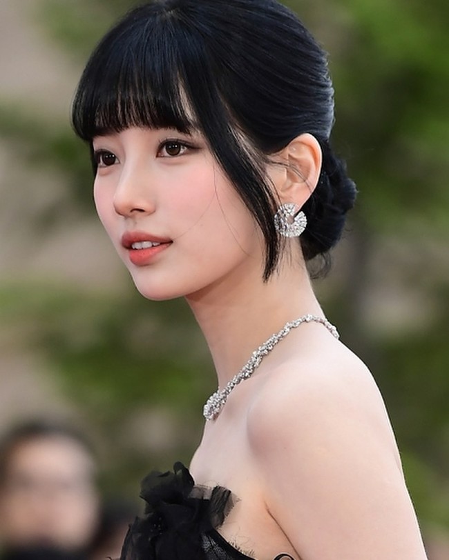 Bae Suzy mendapat 10.527 suara dan menempati urutan 8. Aktingnya bikin gemas dalam serial drama terbarunya bertajuk ‘Doona!’. Foto: Instagram @skuukzky