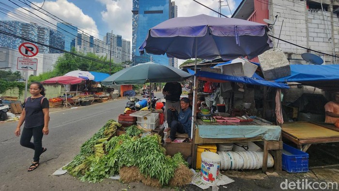 Banyak Perantau ke Jakarta Pascalebaran, Urbanisasi Diprediksi Meningkat Para pedagang dan warga beraktivitas di Pasar Merah, Menteng Pulo, Jakarta Selatan, Jumat (5/5/2023).
