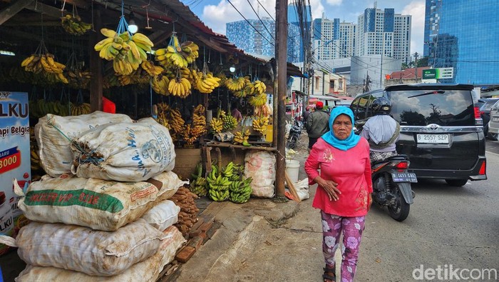 Banyak Perantau ke Jakarta Pascalebaran, Urbanisasi Diprediksi Meningkat Para pedagang dan warga beraktivitas di Pasar Merah, Menteng Pulo, Jakarta Selatan, Jumat (5/5/2023).