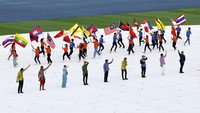 Seharusnya bendera Indonesia berwarna merah putih. Tapi penari mengibarkannya dengan warga putih merah.