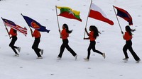 Saat sesi penyanyi lokal membawakan pertunjukkan, terlihat ada beberapa penari yang membawa bendera peserta SEA Games 2023. Bendera Indonesia terbalik dalam momen itu.