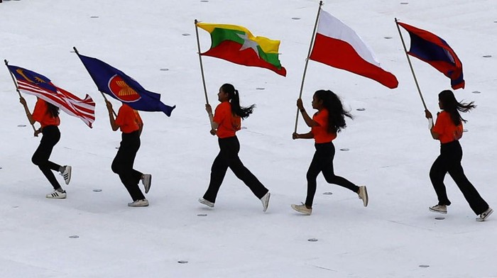 Insiden bendera Indonesia terbalik di SEA Games kembali terjadi. Kini hal itu terlihat di momen upacara pembukaan SEA Games 2023 di Kamboja.