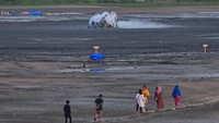 Bledug Kuwu merupakan situs geologi untuk melihat fenomena alam gunung api lumpur mud volcanoes atau fenomena aktivitas gerakan cairan hidrokarbon dan gas dari dalam perut bumi ke permukaan.  