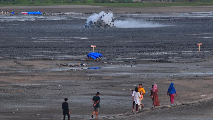 Wisatawan mengamati letupan lumpur panas di obyek wisata Bledug Kuwu, Kradenan, Grobogan, Jawa Tengah, Kamis (4/5/2023). Bledug Kuwu merupakan situs geologi untuk melihat fenomena alam gunung api lumpur 